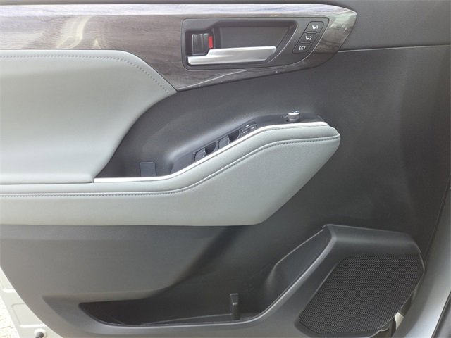 Used 2023 Toyota Highlander L image 35