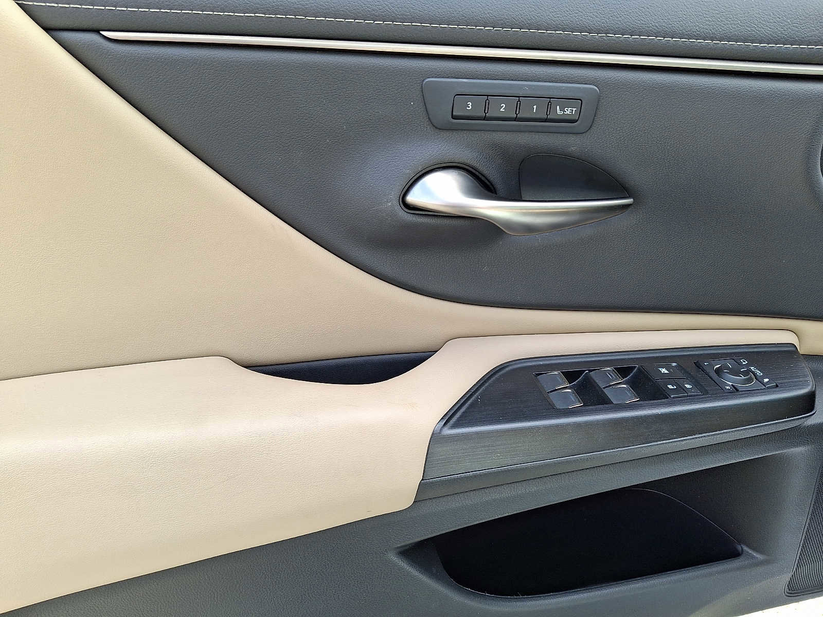 Used 2021 Lexus ES 350 w/ Premium Package image 9