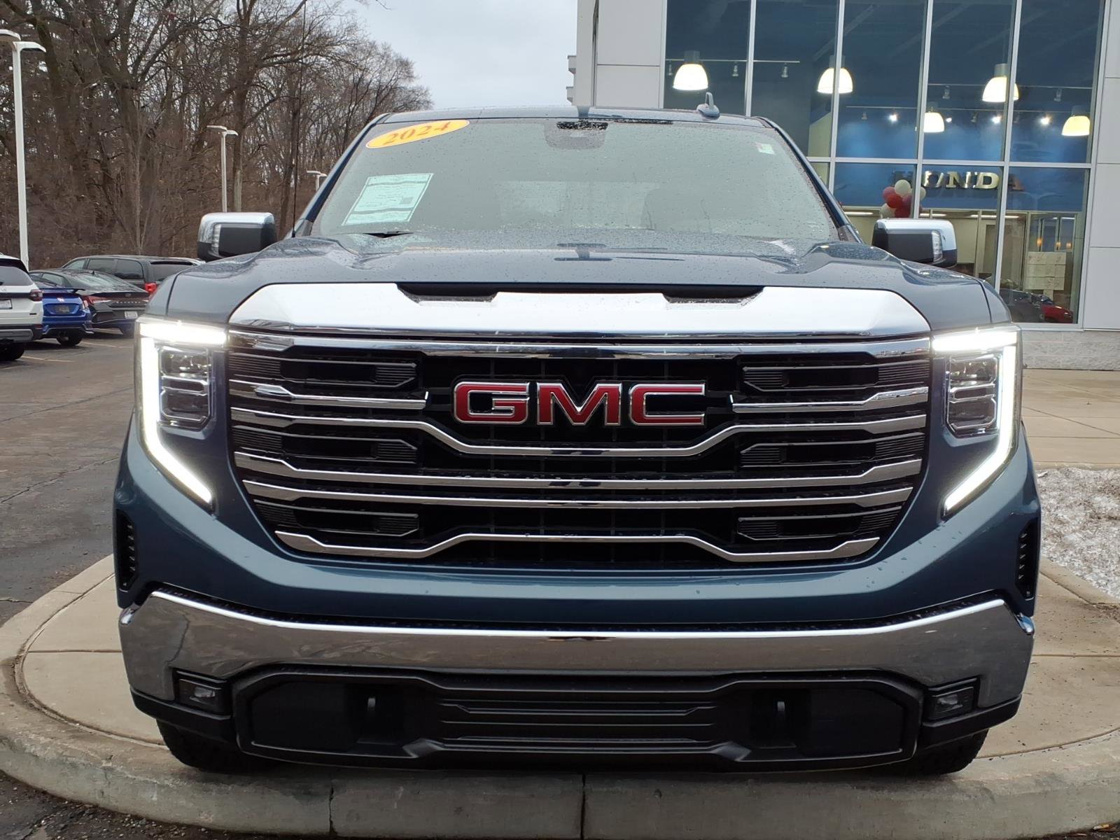Used 2024 GMC Sierra 1500 SLT w/ SLT Convenience Package image 2