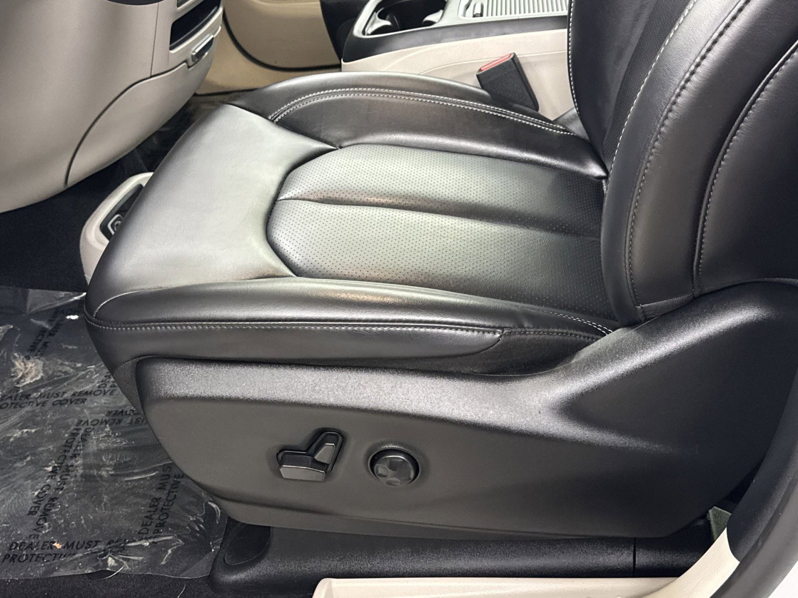 Used 2023 Chrysler Pacifica Touring-L image 18