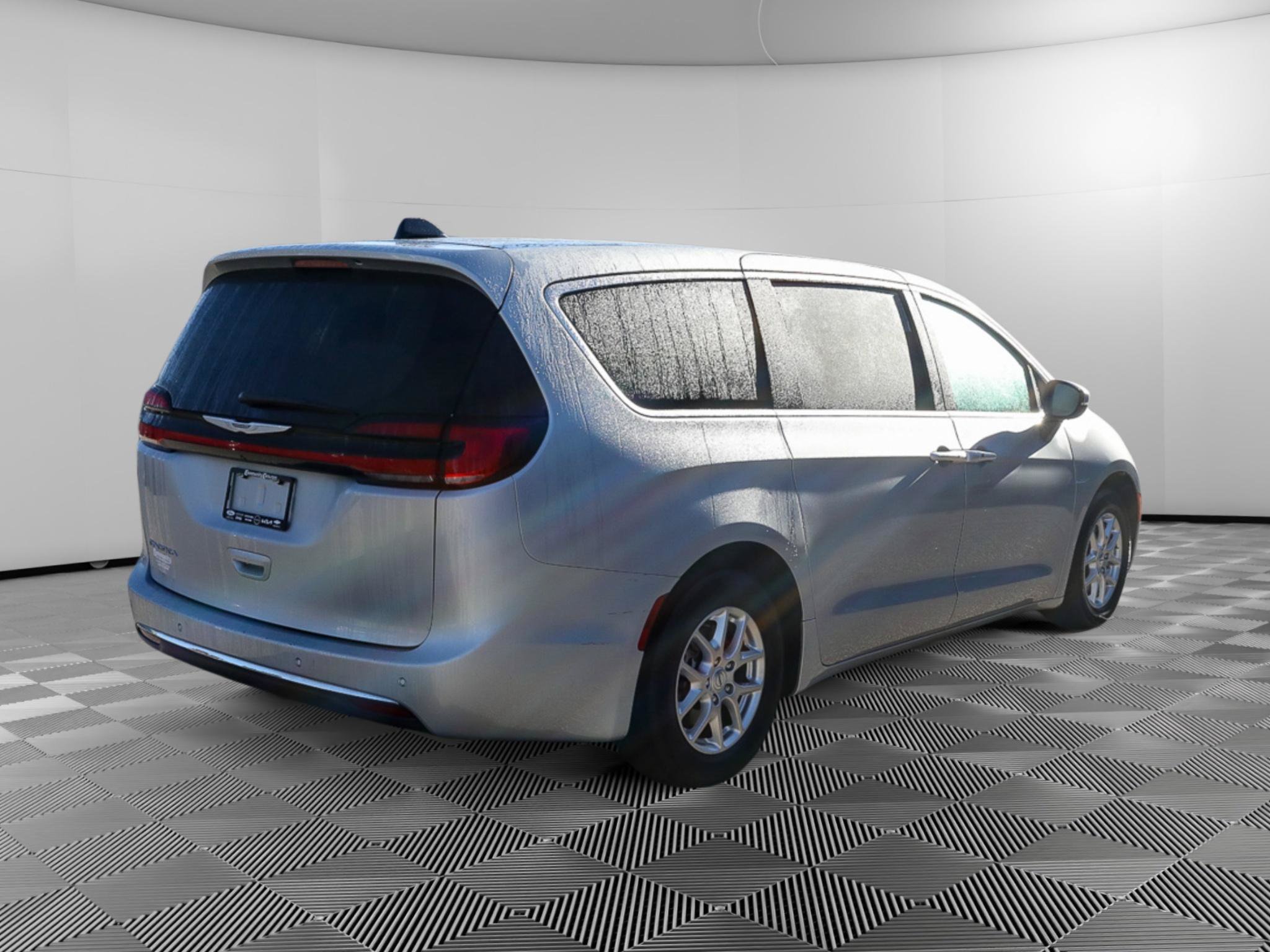 Used 2023 Chrysler Pacifica Touring-L FWD image 8