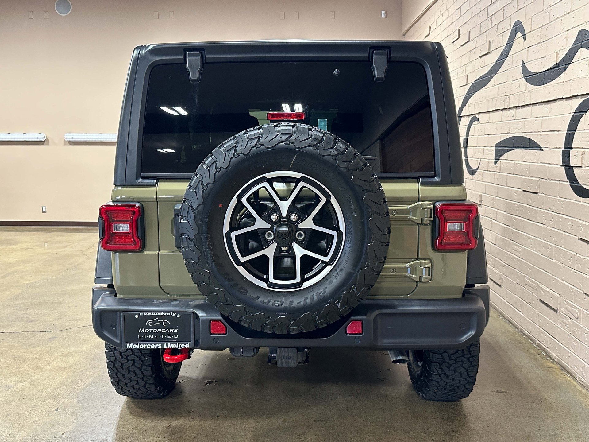 Used 2025 Jeep Wrangler Rubicon w/ Technology Group image 5