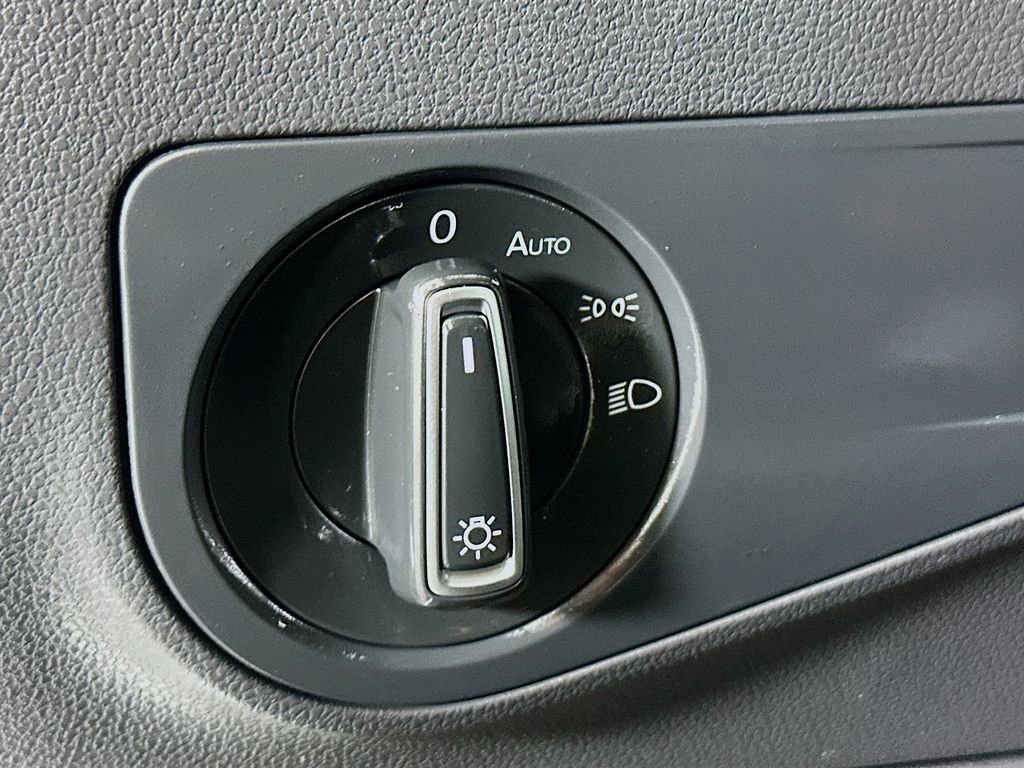 Used 2021 Volkswagen Tiguan SE image 10