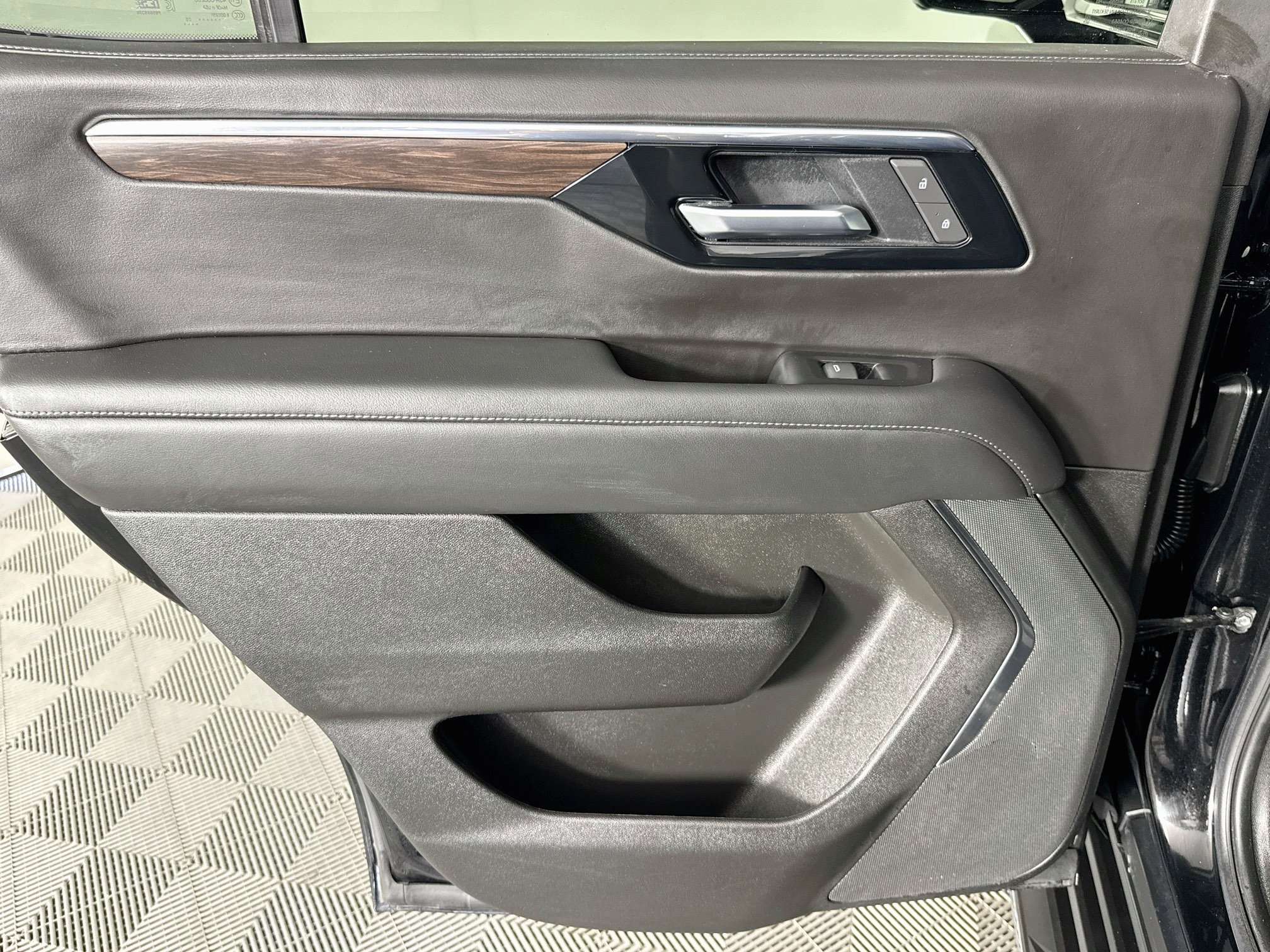 Used 2025 Chevrolet Tahoe LS RWD image 41