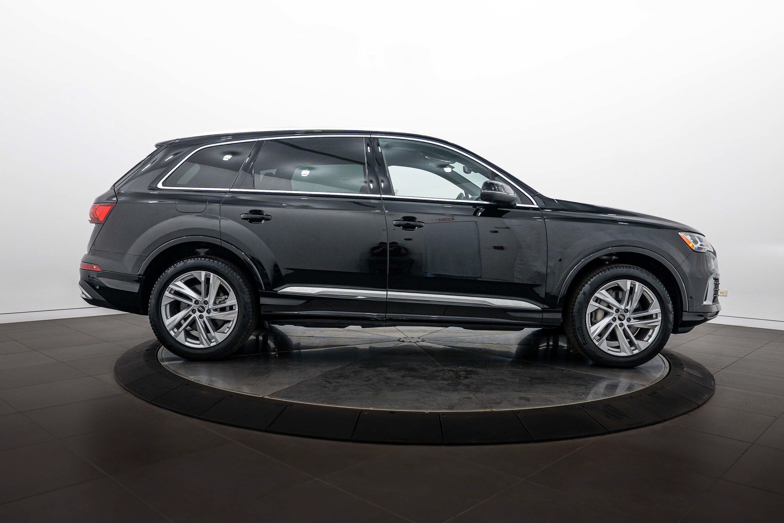 Certified 2023 Audi Q7 2.0T Premium w/ Convenience Package AWD/4WD image 3