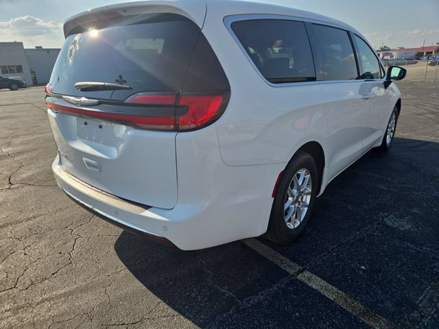 Used 2023 Chrysler Pacifica Touring-L FWD image 8