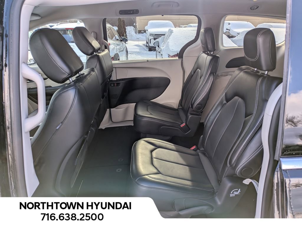 Used 2024 Chrysler Pacifica Touring-L image 32