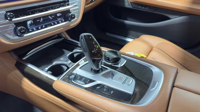 Used 2020 BMW 740i w/ Premium Package RWD image 27