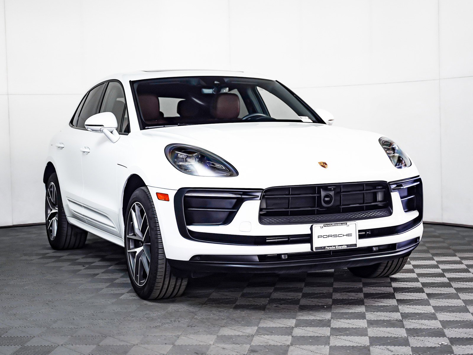 Certified 2024 Porsche Macan image 8
