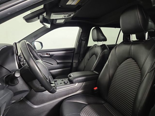 Used 2025 Toyota Highlander XSE AWD/4WD image 14