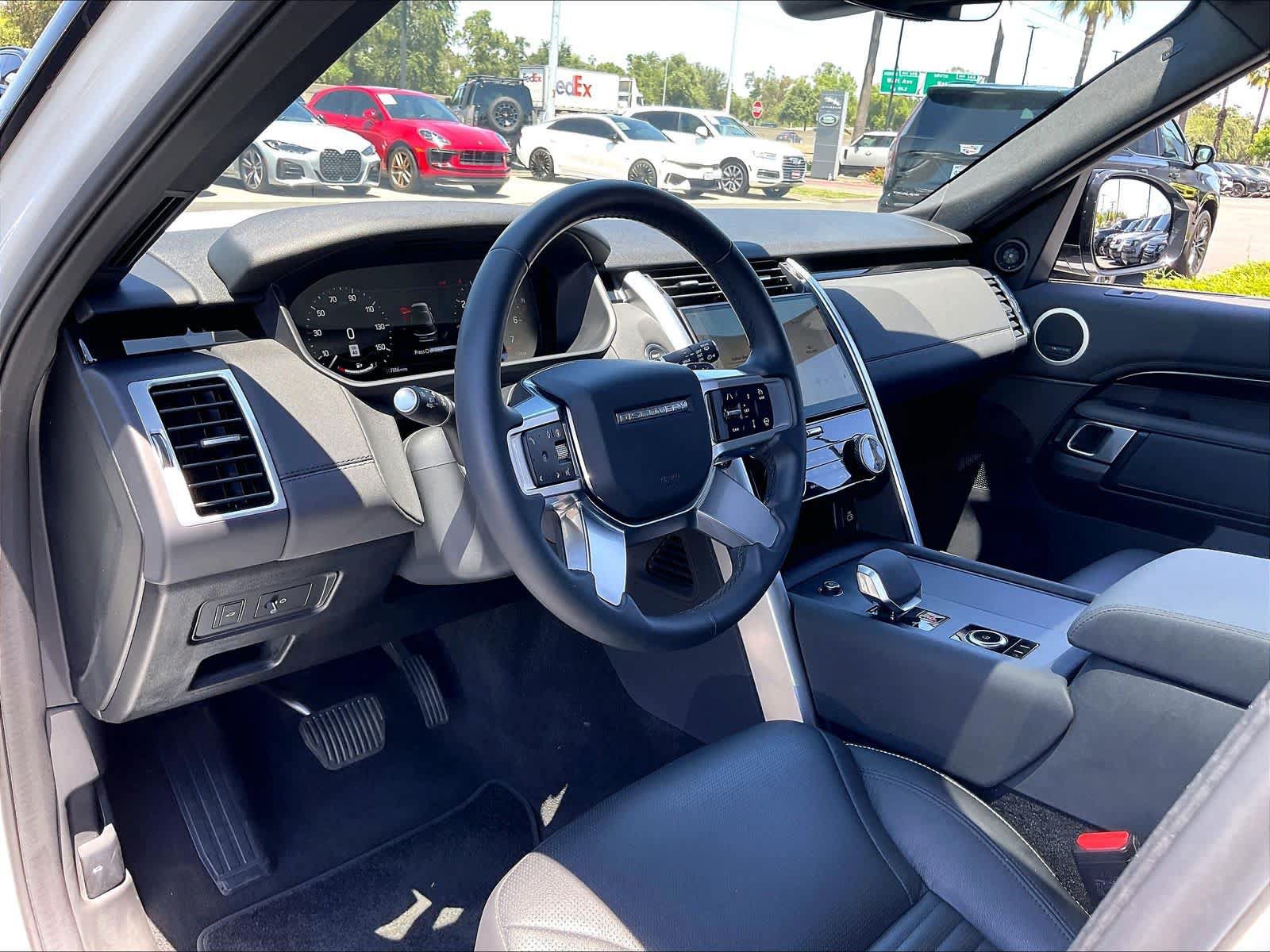 Used 2025 Land Rover Discovery S AWD/4WD image 17