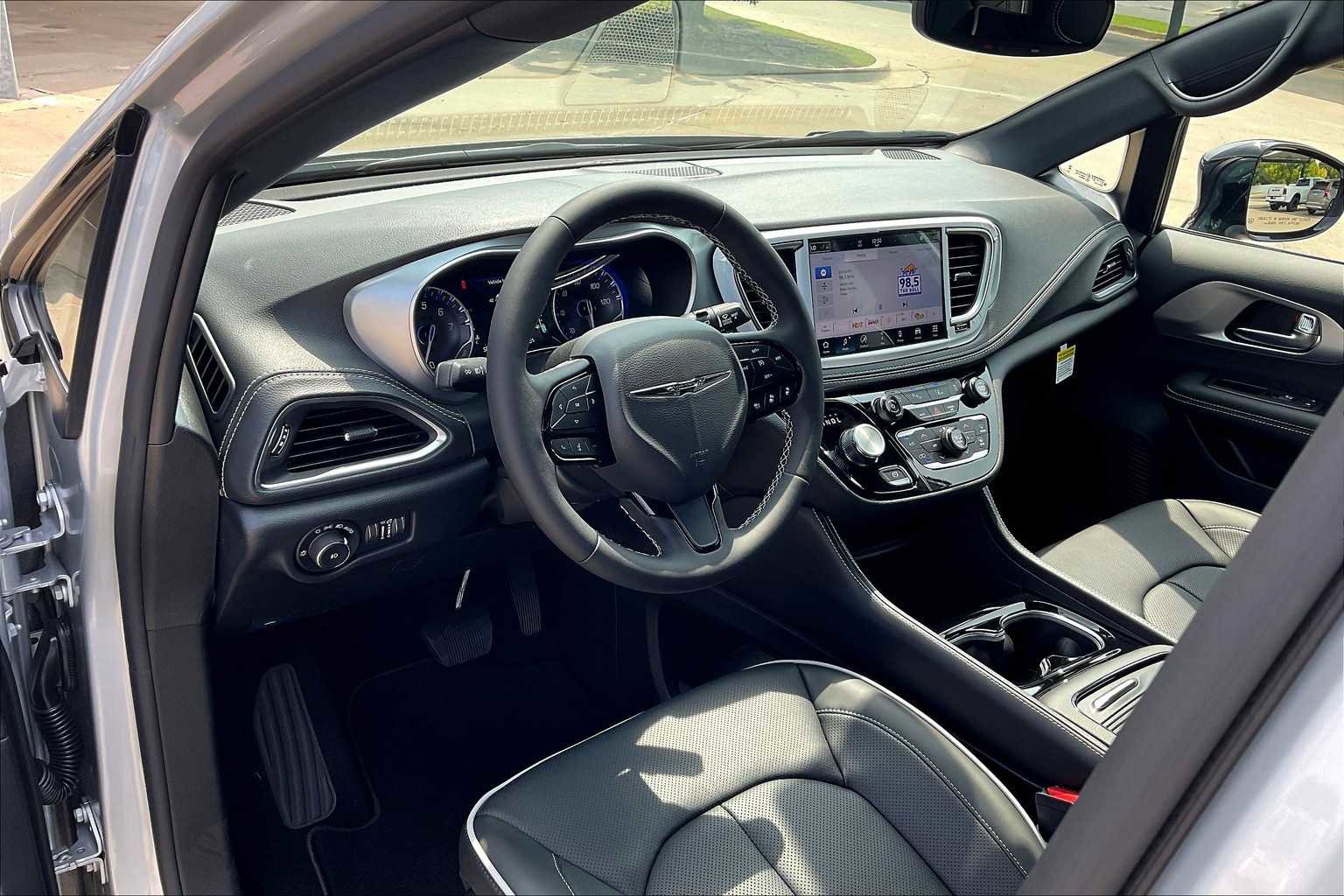 New 2026 Chrysler Pacifica Limited w/ S Appearance Package image 8