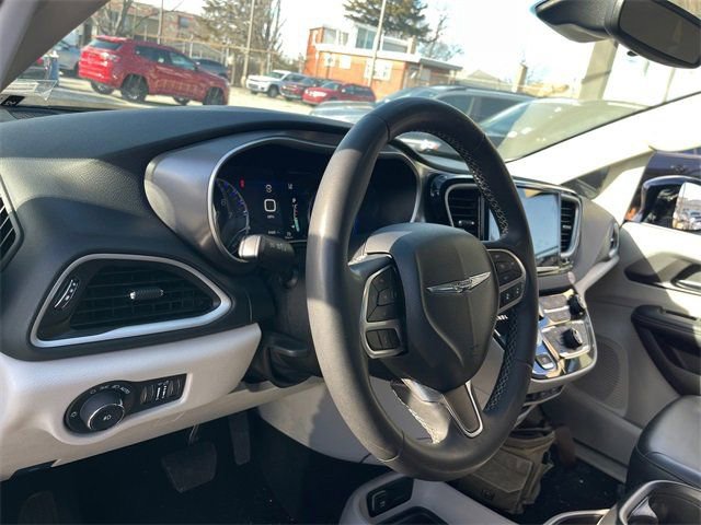 Used 2024 Chrysler Pacifica Touring-L image 9
