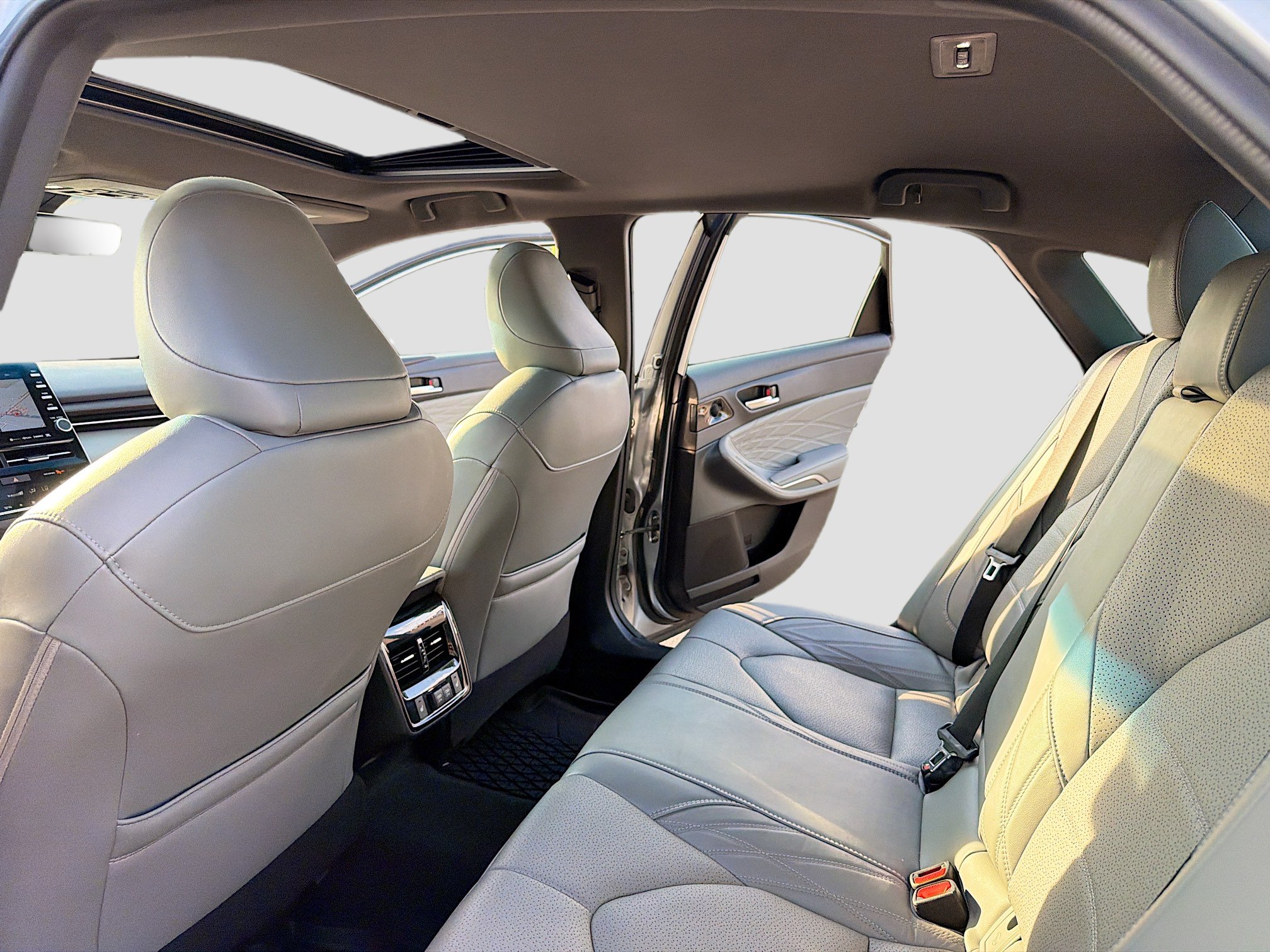 Used 2019 Toyota Avalon Limited w/ All Weather Liner Package FWD image 6