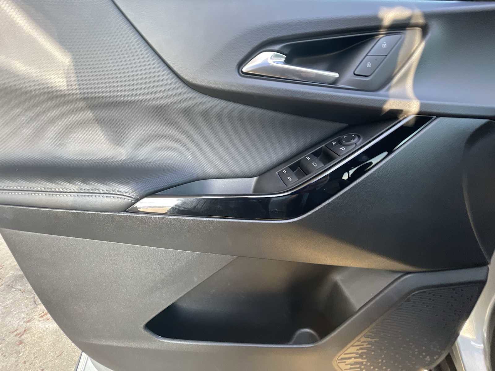 Used 2025 Chevrolet Equinox LT w/ Midnight Edition image 21