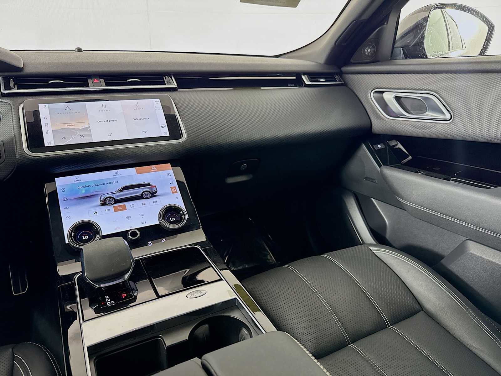 Used 2023 Land Rover Range Rover Velar R-Dynamic S image 24