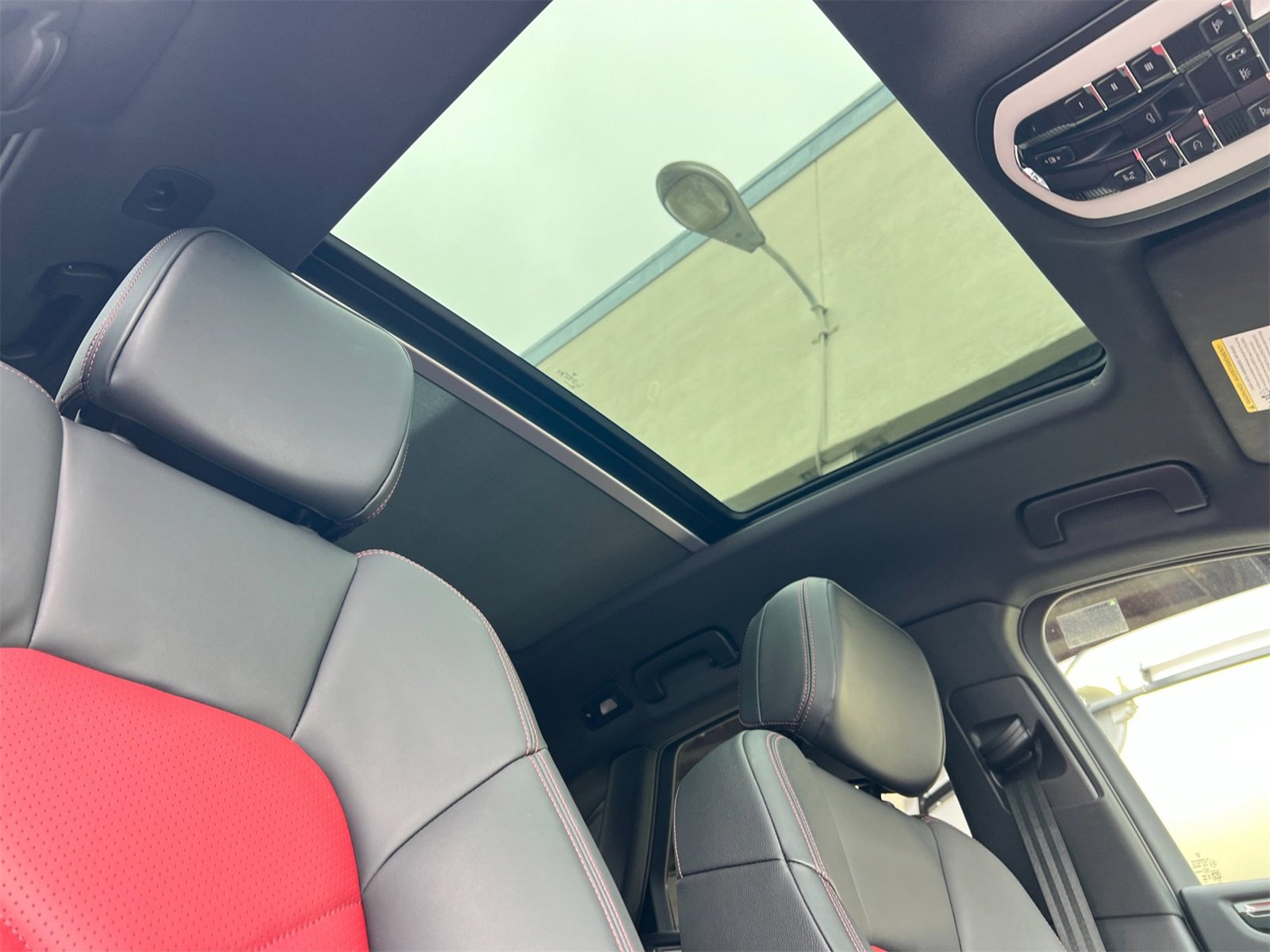 Used 2025 Porsche Macan image 19