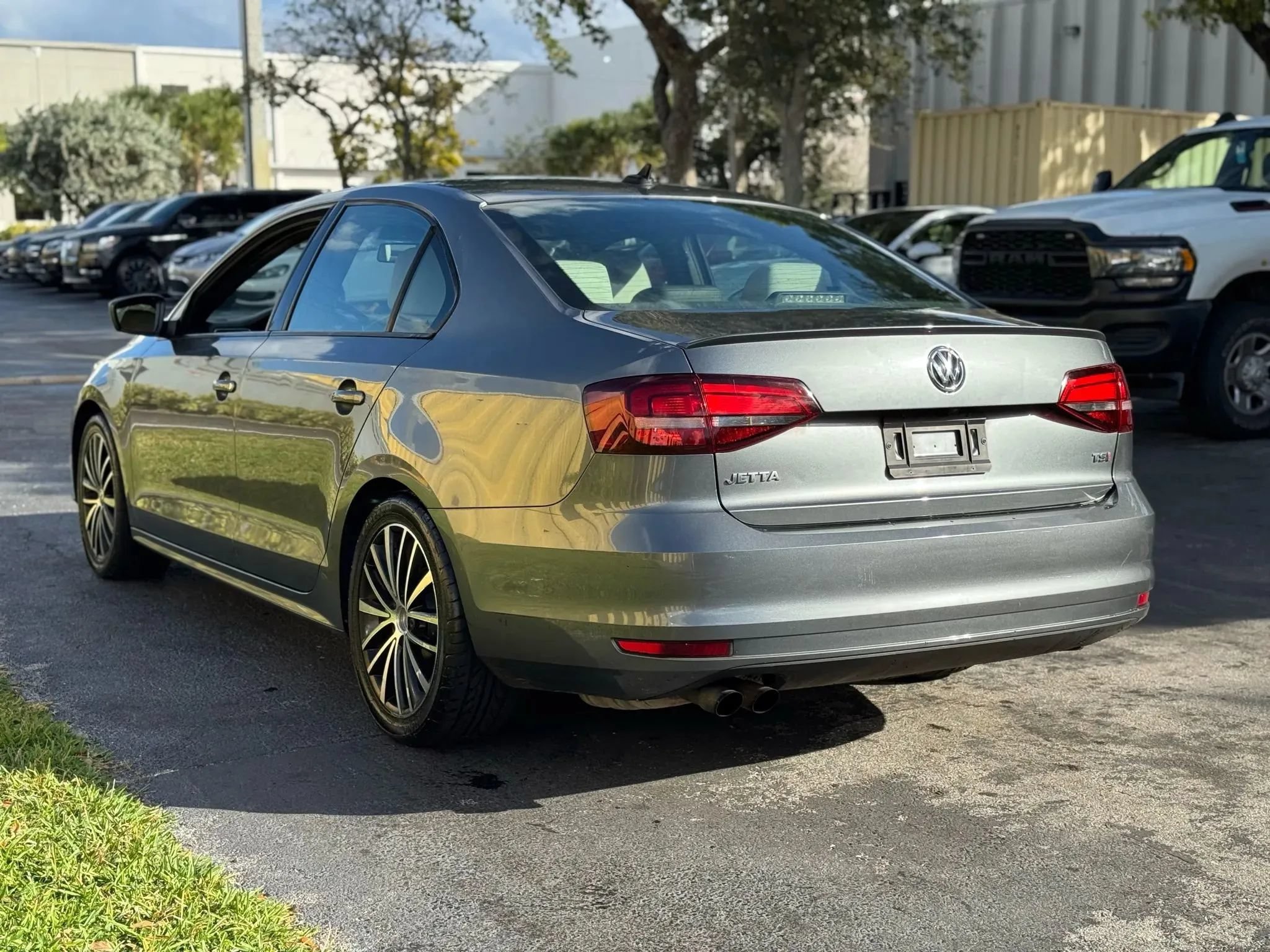 Used 2017 Volkswagen Jetta Sport FWD image 9