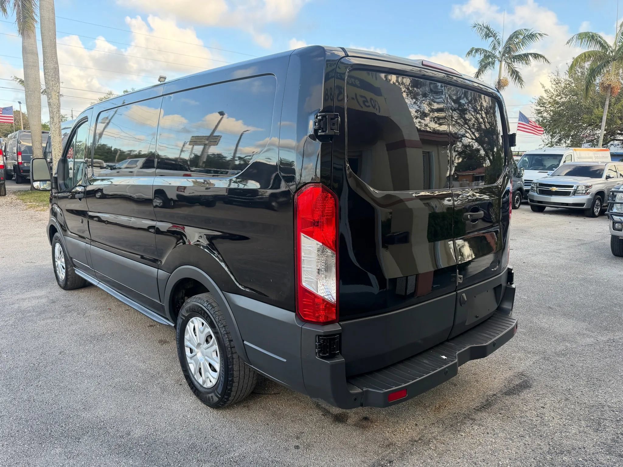 Used 2018 Ford Transit 150 130 Low Roof w/ Exterior Upgrade Package RWD image 3