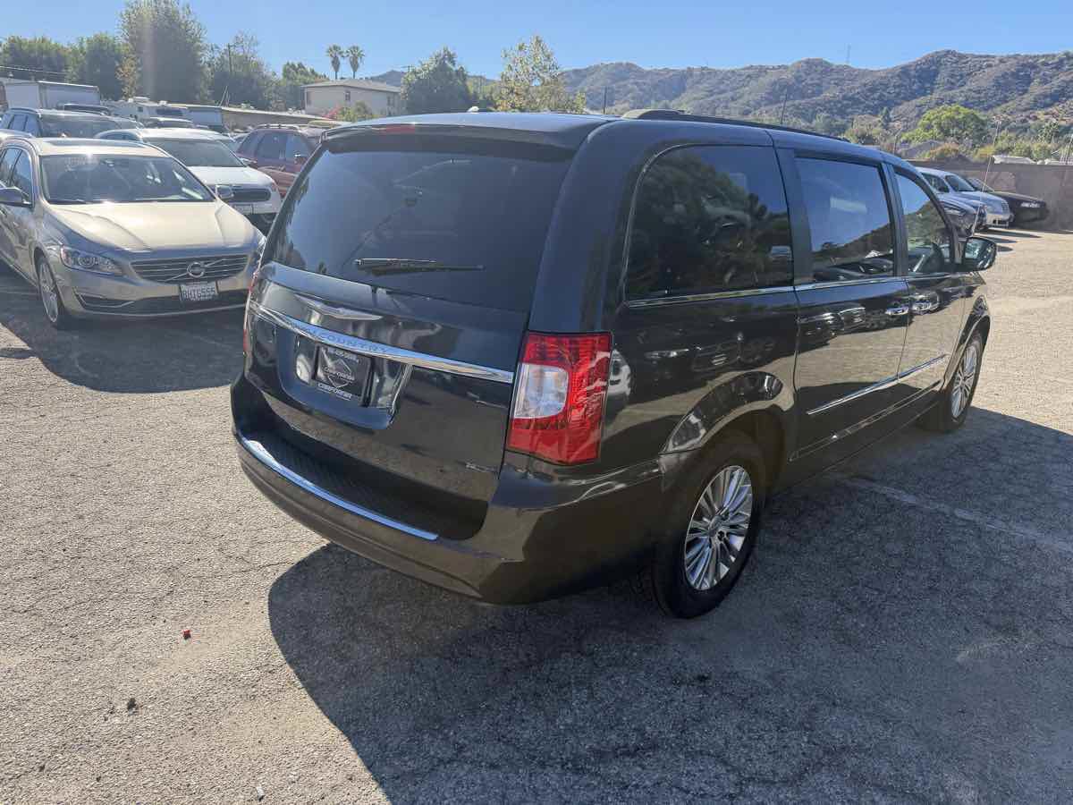 Used 2013 Chrysler Town & Country Touring-L w/ Driver Convenience Group FWD image 5
