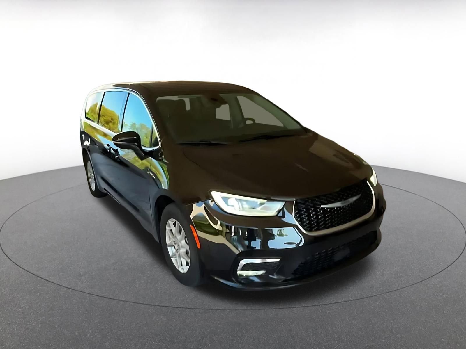 Used 2024 Chrysler Pacifica Touring-L image 3