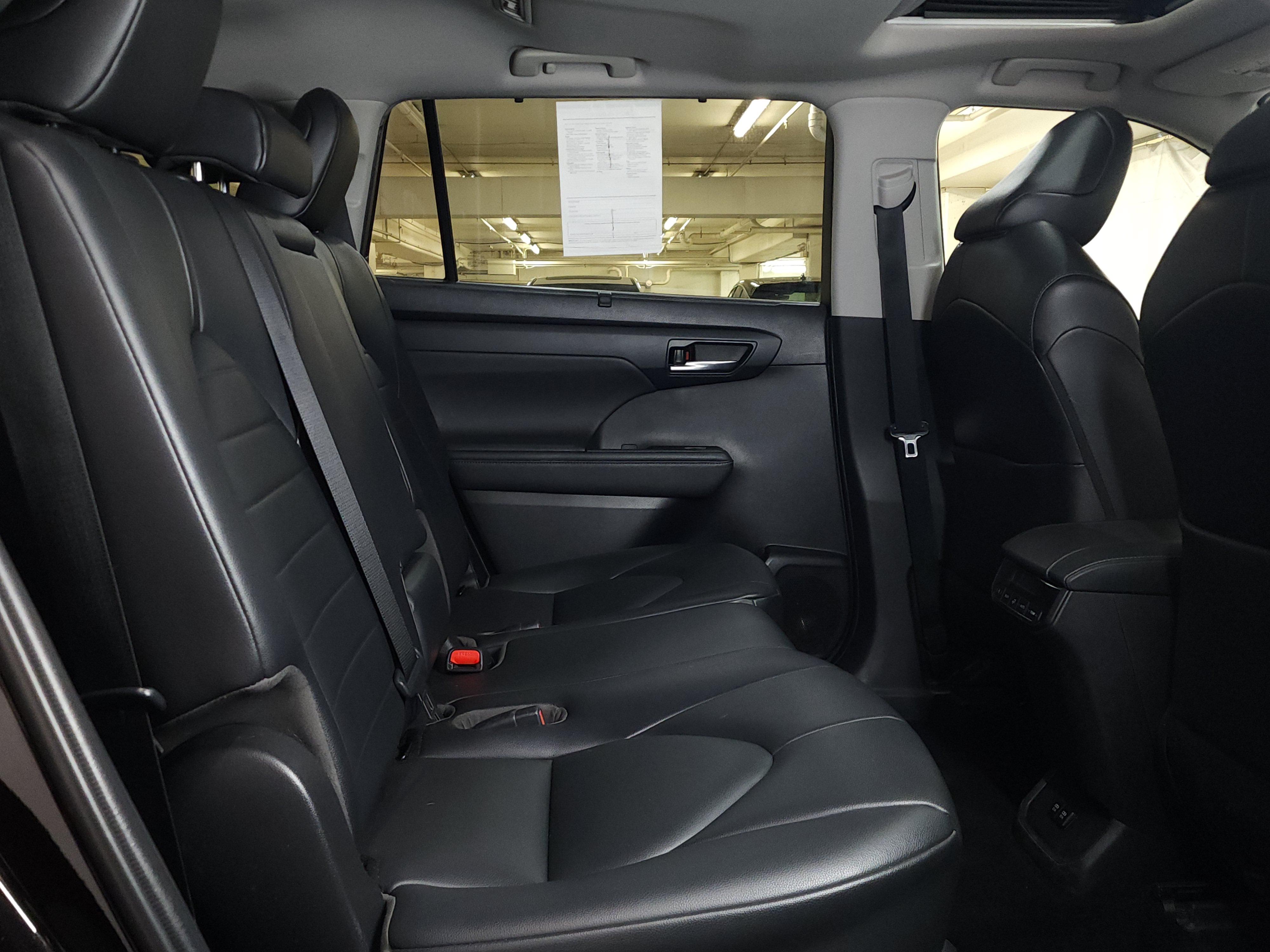 Used 2020 Toyota Highlander XLE AWD/4WD image 21