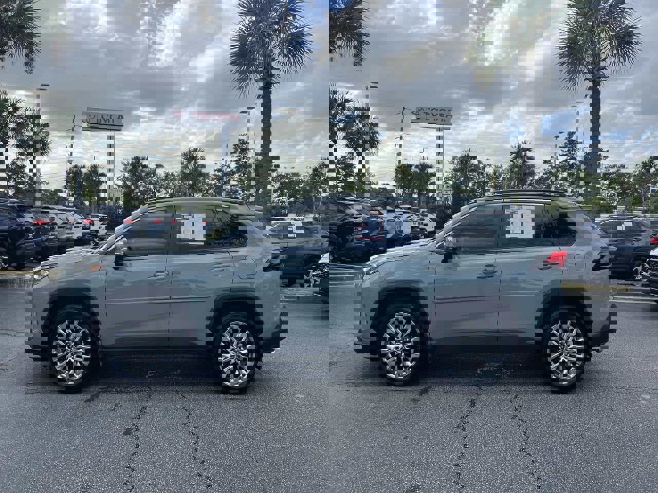 Used 2021 Toyota RAV4 XLE Premium image 7