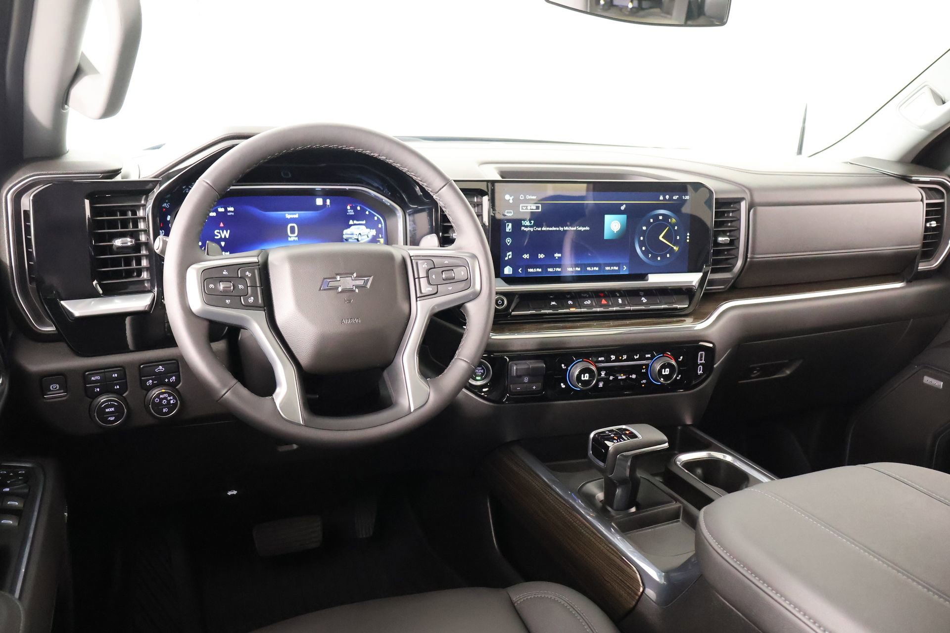Used 2023 Chevrolet Silverado 1500 RST image 2