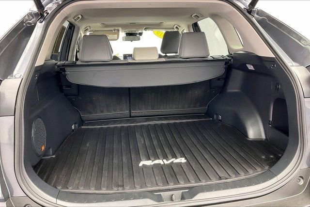 Used 2019 Toyota RAV4 XLE Premium w/ Cold Weather Package FWD image 28