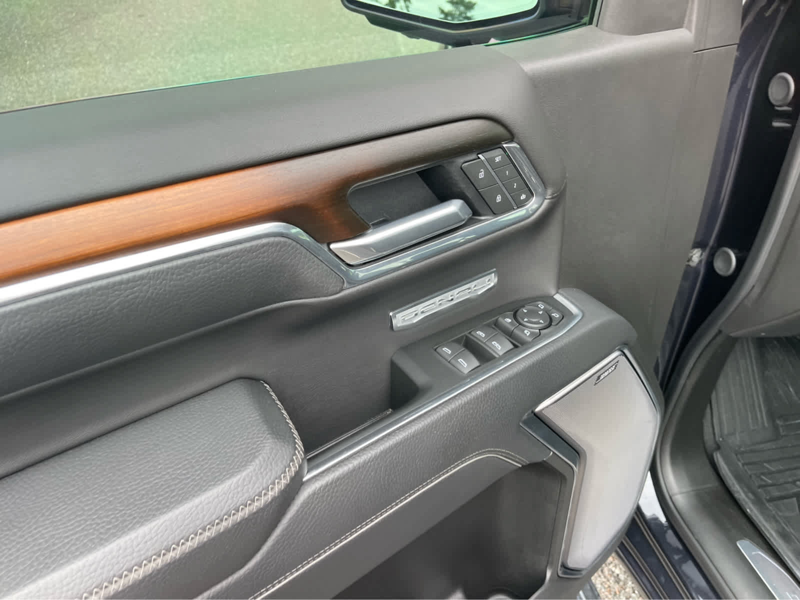 Used 2025 GMC Sierra 1500 Denali w/ Denali Reserve Package AWD/4WD image 13