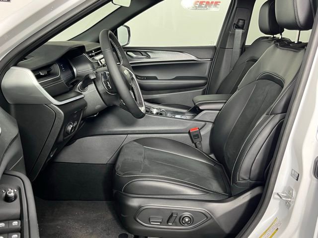 New 2025 Jeep Grand Cherokee Altitude image 23