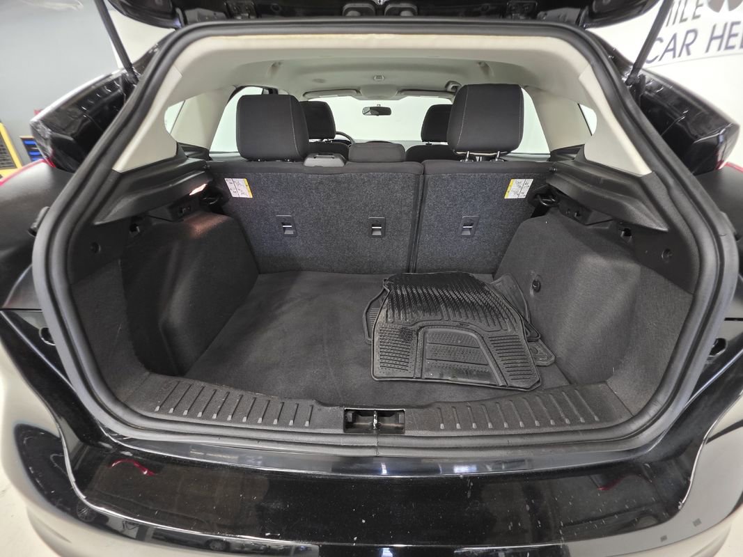 Used 2018 Ford Focus SE w/ Cold Weather Package FWD image 14