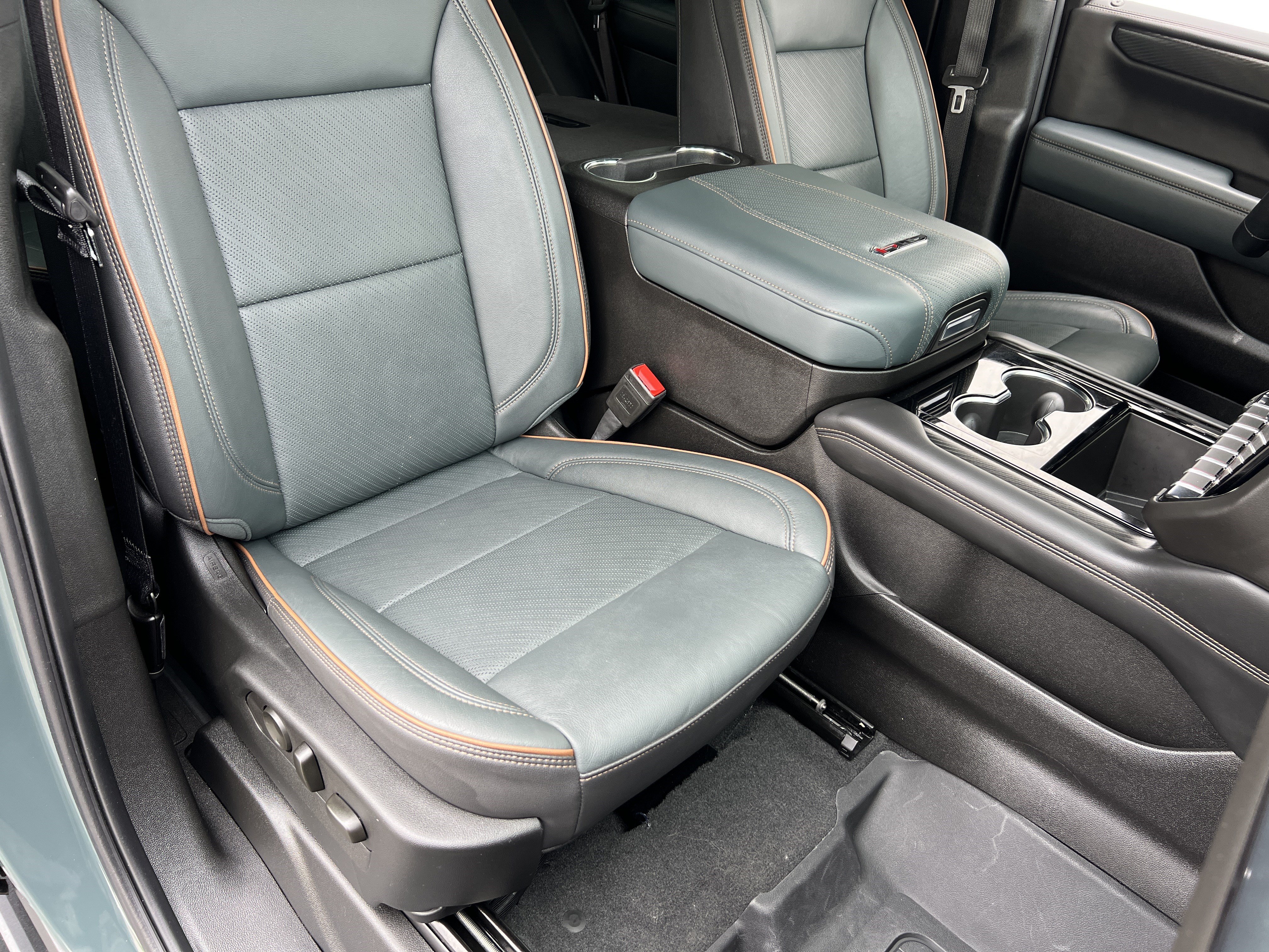 Used 2025 GMC Yukon AT4 w/ AT4 Premium Package AWD/4WD image 29