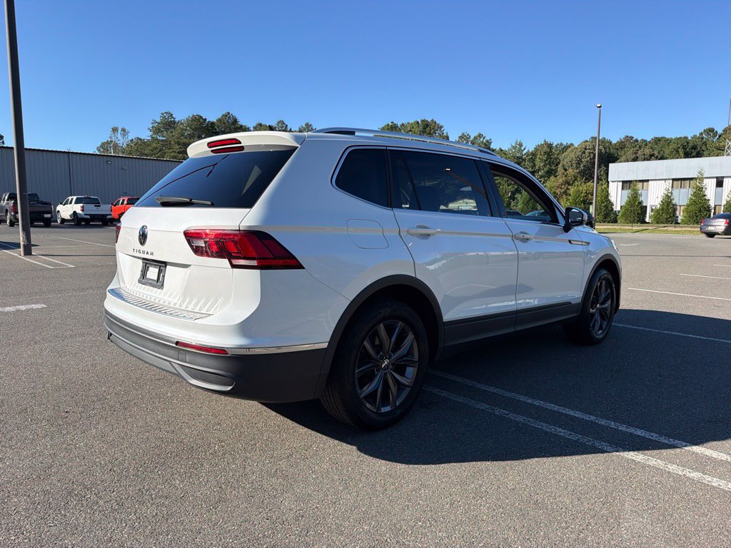 Used 2023 Volkswagen Tiguan SE w/ Panoramic Sunroof Package FWD image 5