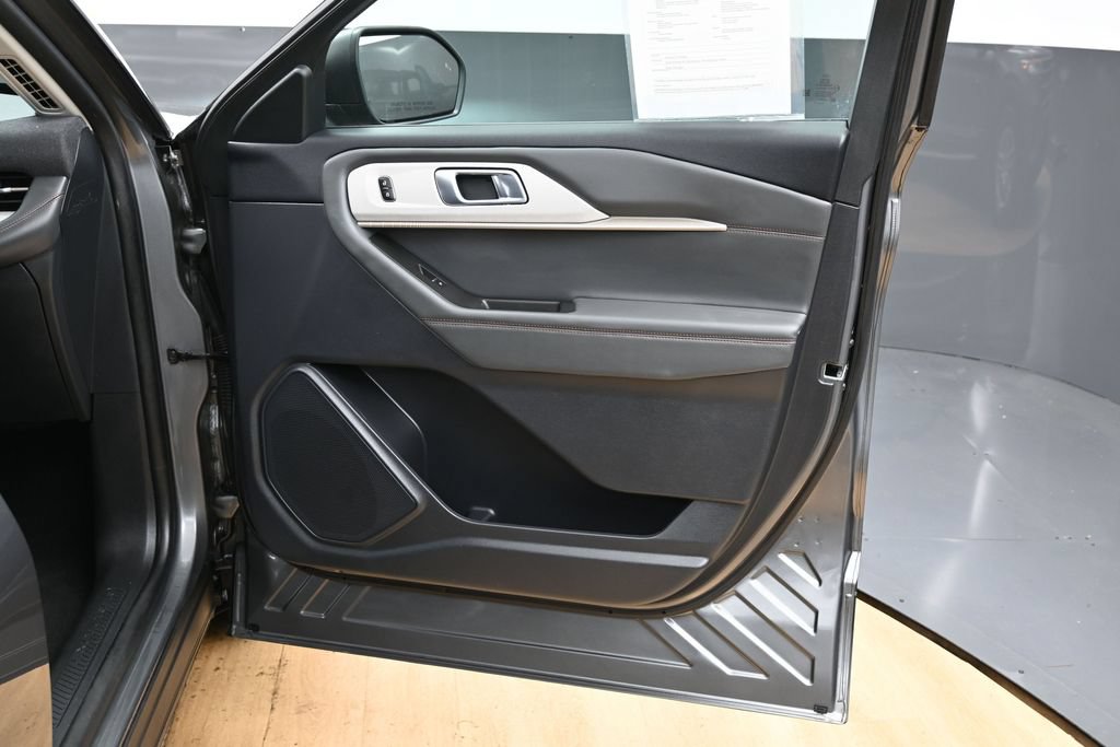 Used 2025 Ford Explorer Active RWD image 42