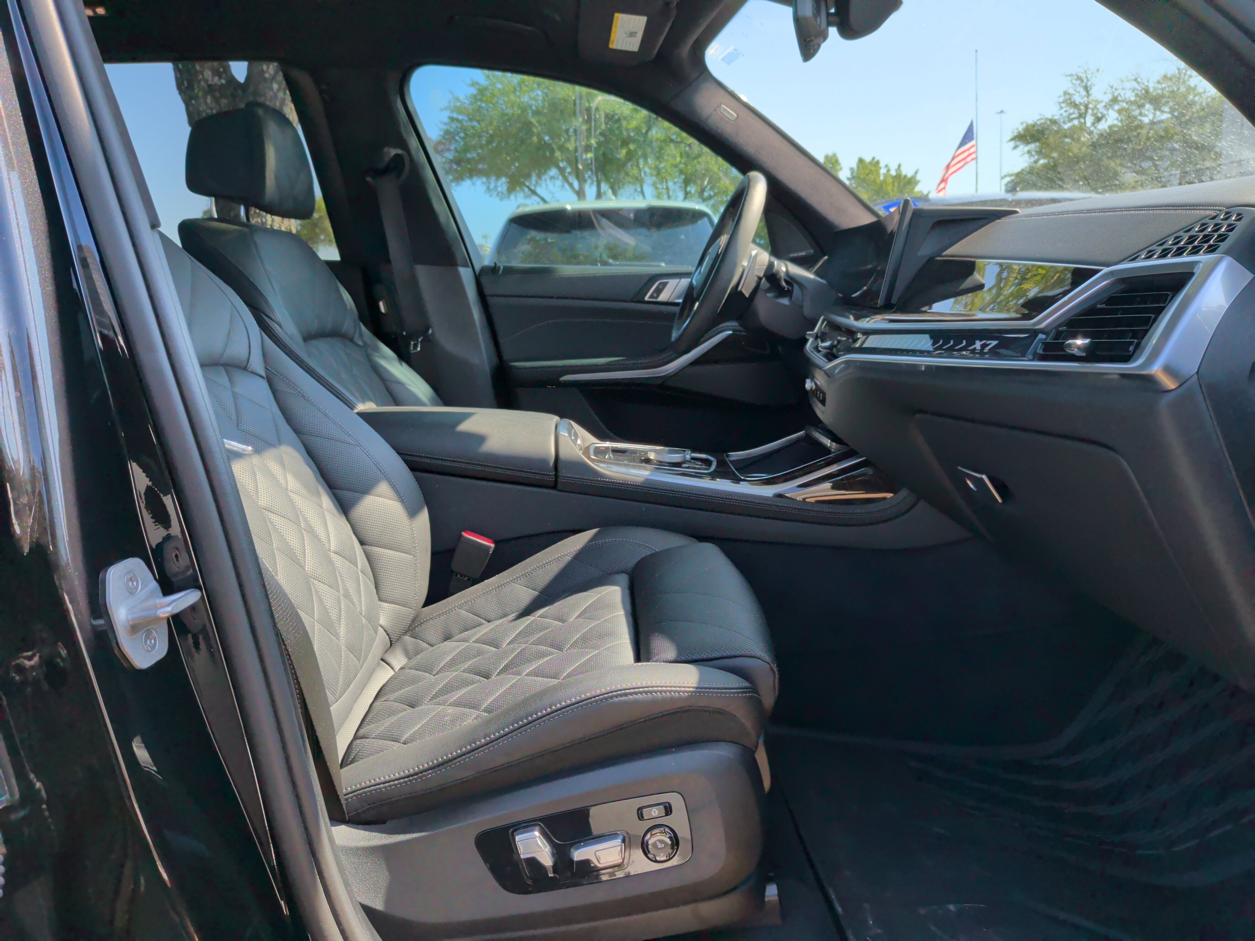 Used 2024 BMW X7 xDrive40i w/ M Sport Package AWD/4WD image 34