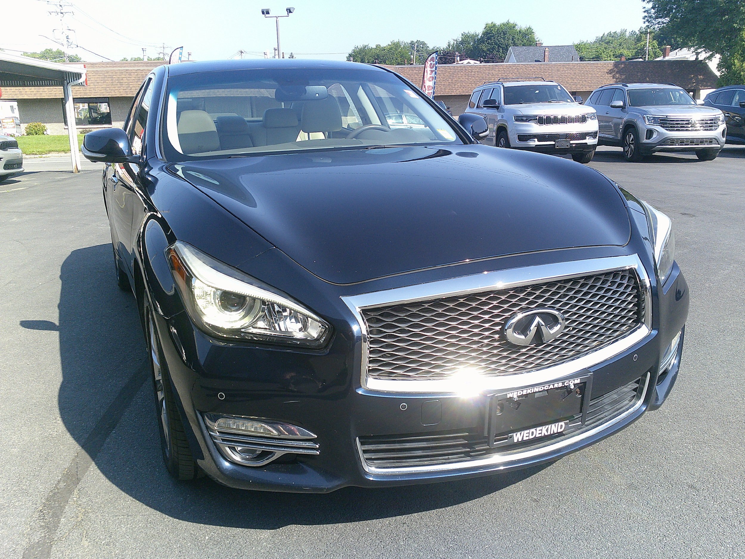 Used 2018 INFINITI Q70 Luxe w/ Cargo Package AWD/4WD image 9
