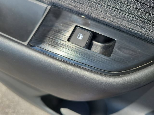 Used 2023 Nissan Rogue S AWD/4WD image 14