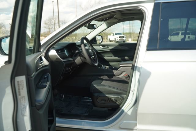 Used 2024 Jeep Grand Cherokee Laredo X image 14
