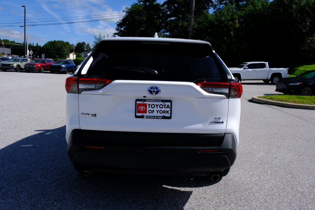 Used 2021 Toyota RAV4 LE AWD/4WD image 4