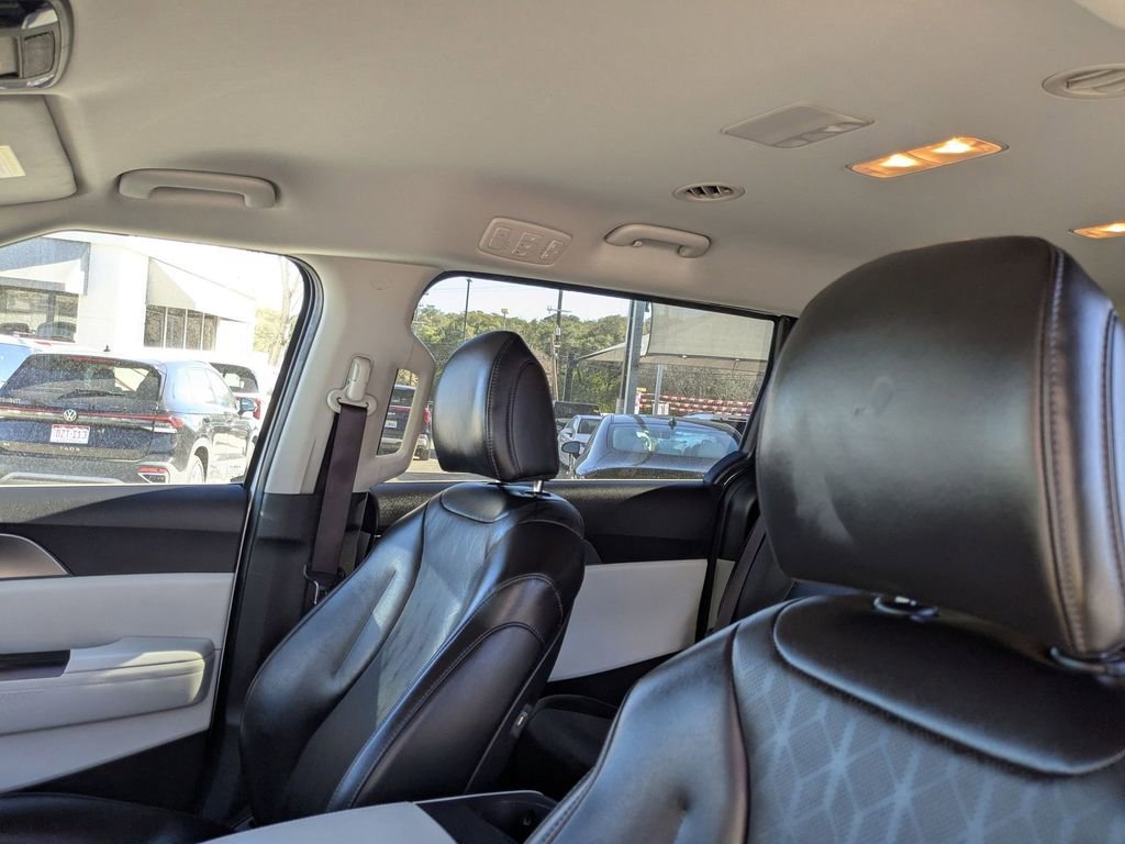 Used 2024 Kia Carnival LX image 21