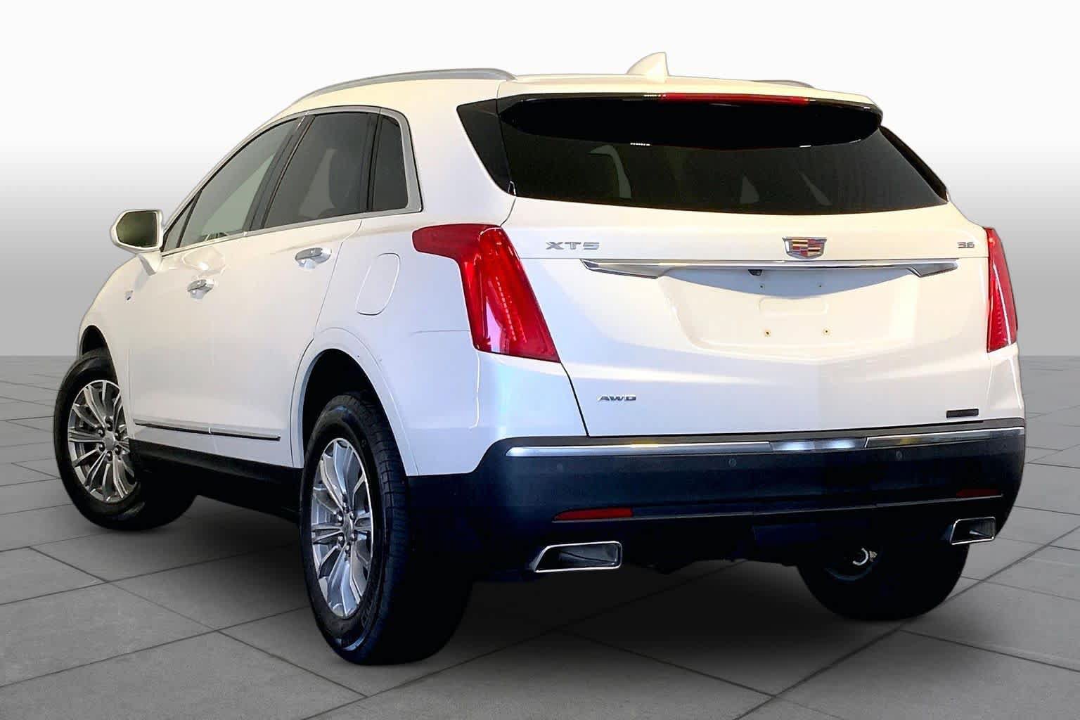 Used 2017 Cadillac XT5 Luxury w/ Driver Awareness Package AWD/4WD image 12