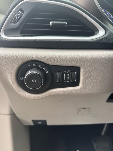 Used 2017 Chrysler Pacifica Touring-L FWD image 13