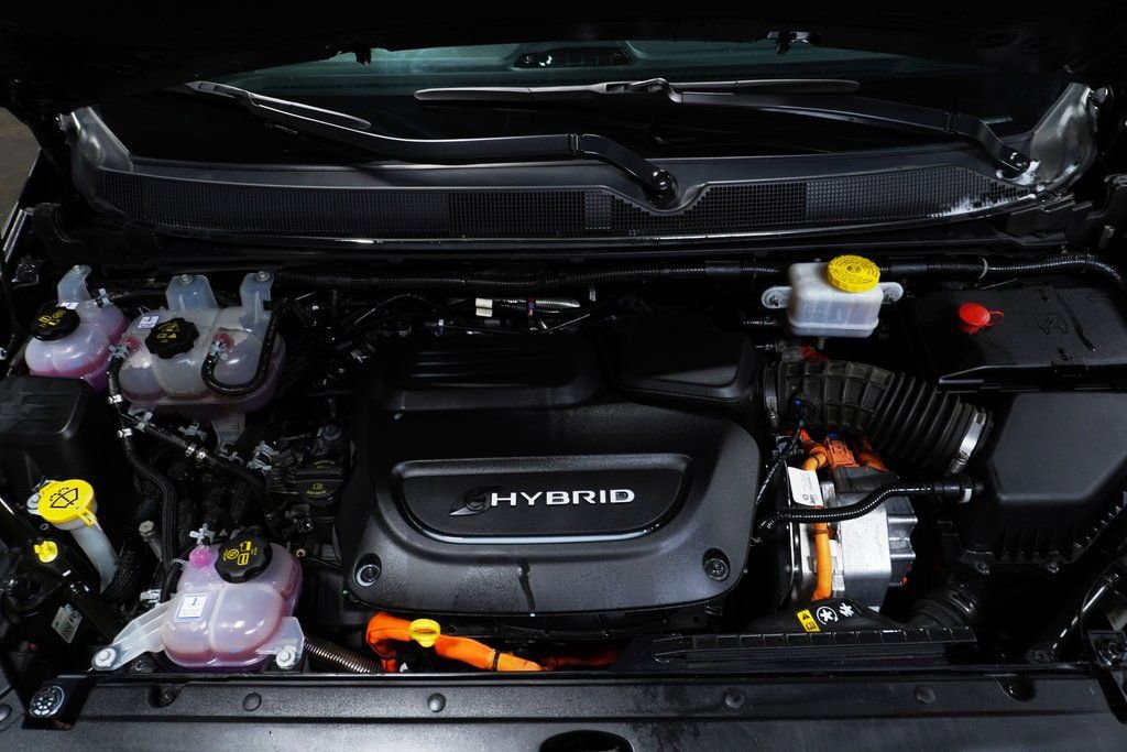 Used 2022 Chrysler Pacifica Touring-L w/ Uconnect Theater Family Group image 11