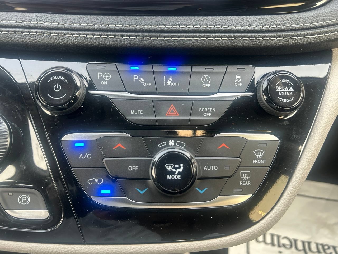 Used 2024 Chrysler Pacifica Touring-L w/ Uconnect Theater Family Group FWD image 25
