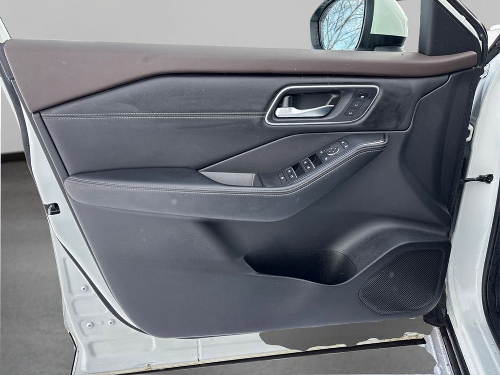 Used 2021 Nissan Rogue Platinum image 27