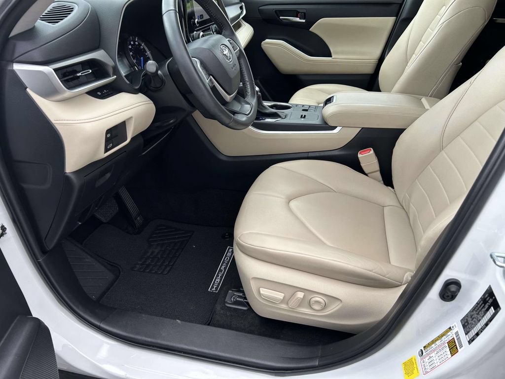 Used 2024 Toyota Highlander XLE AWD/4WD image 21