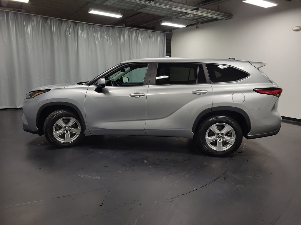 Used 2023 Toyota Highlander LE image 5