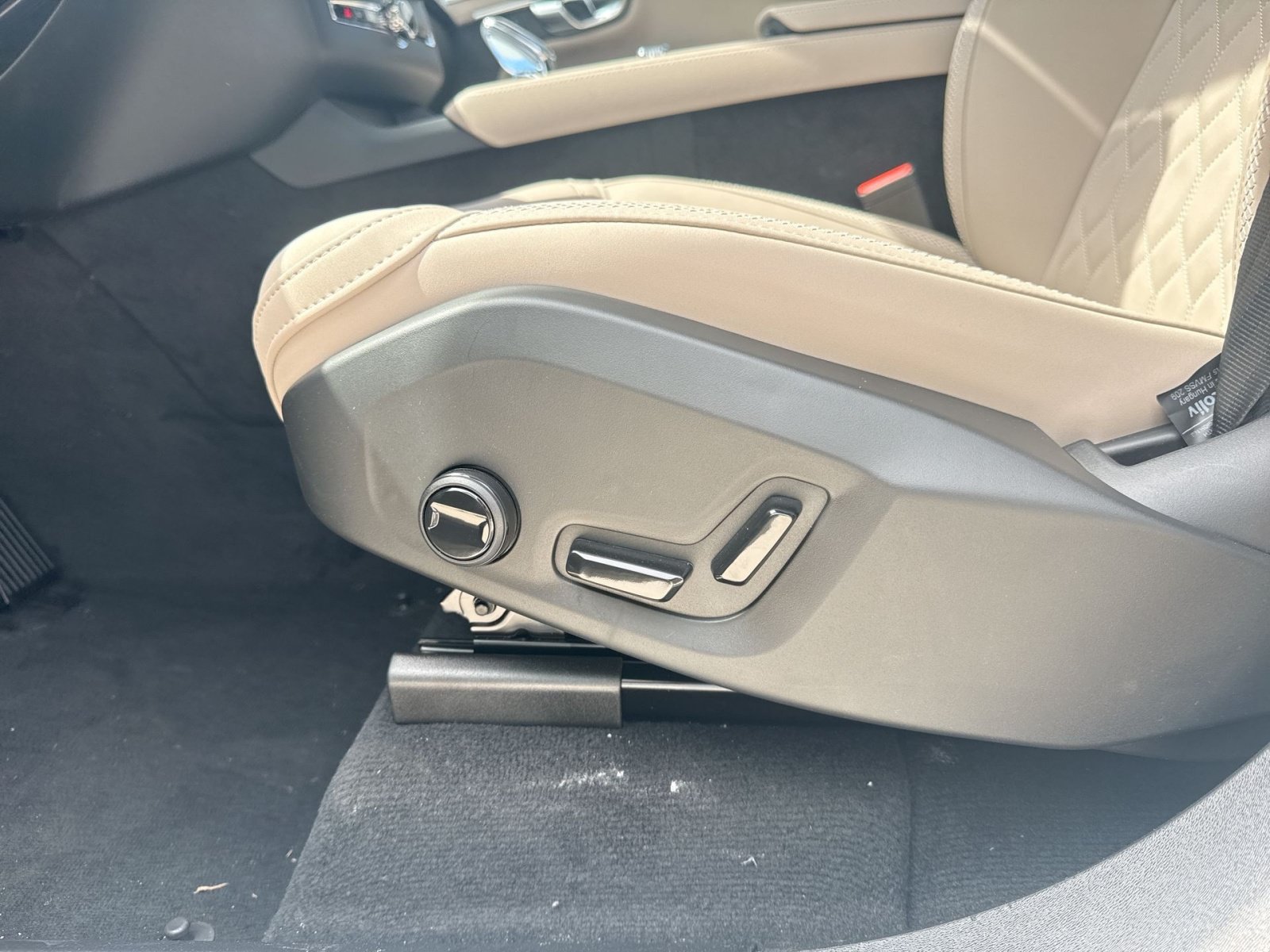 New 2026 Volvo XC90 T8 Plus w/ Protection Package Premier AWD/4WD image 14