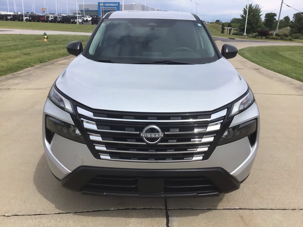 Used 2025 Nissan Rogue S FWD image 2